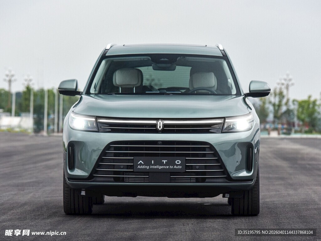 银灰色SUV汽车正面展示