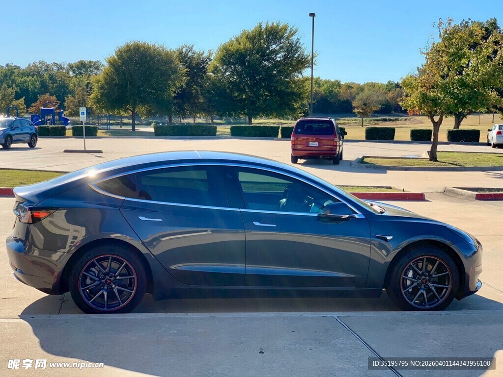 时尚银灰轿车户外停放