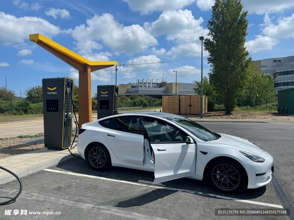 白色特斯拉在充电桩旁充电
