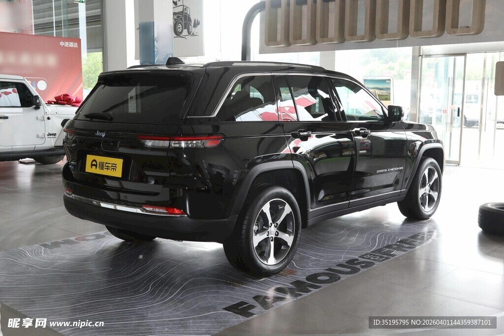 展厅内的黑色SUV汽车