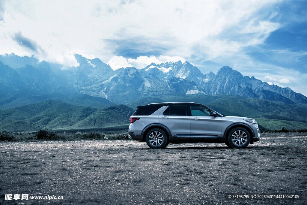 旷野中的炫酷越野汽车