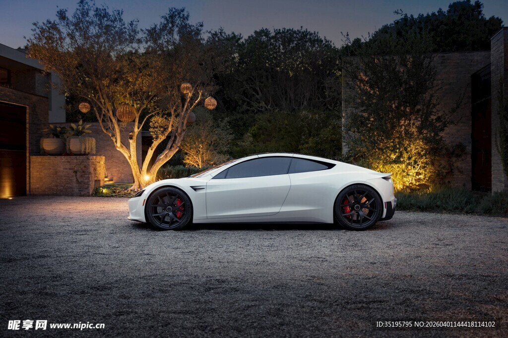 优雅白色跑车停于庭院