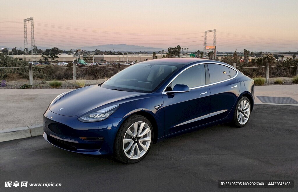 蓝色特斯拉汽车停于户外