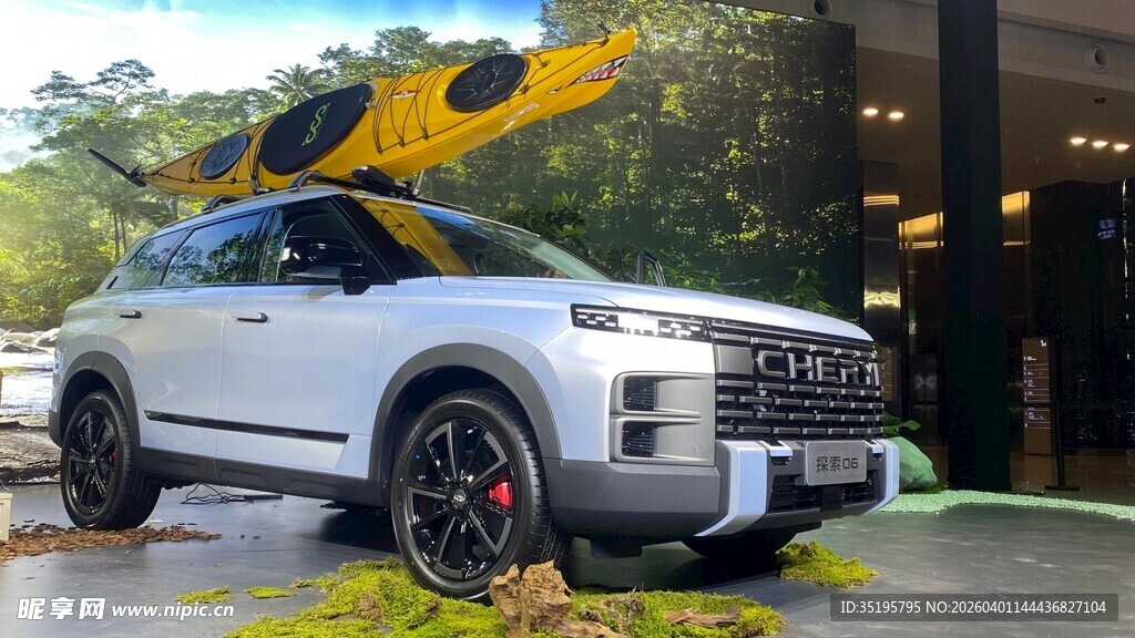 时尚越野SUV户外停放