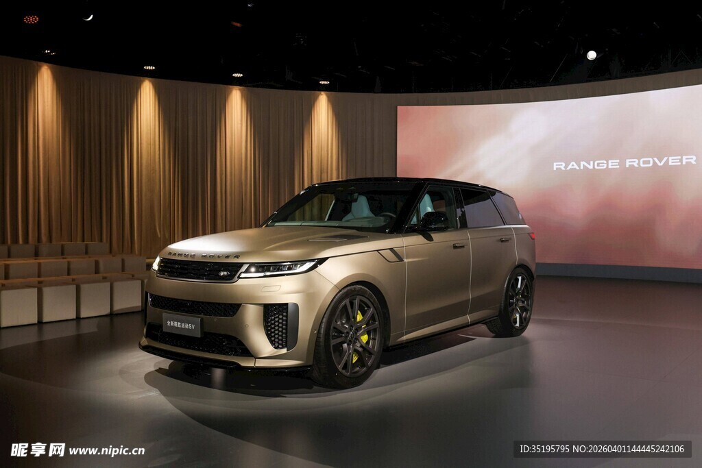 金色酷炫汽车展示于室内