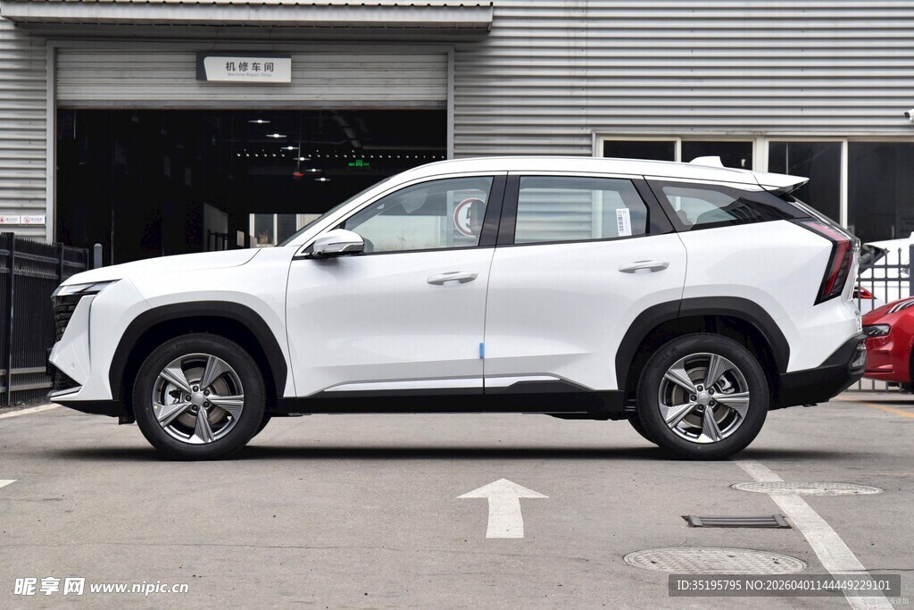 白色SUV停于建筑前