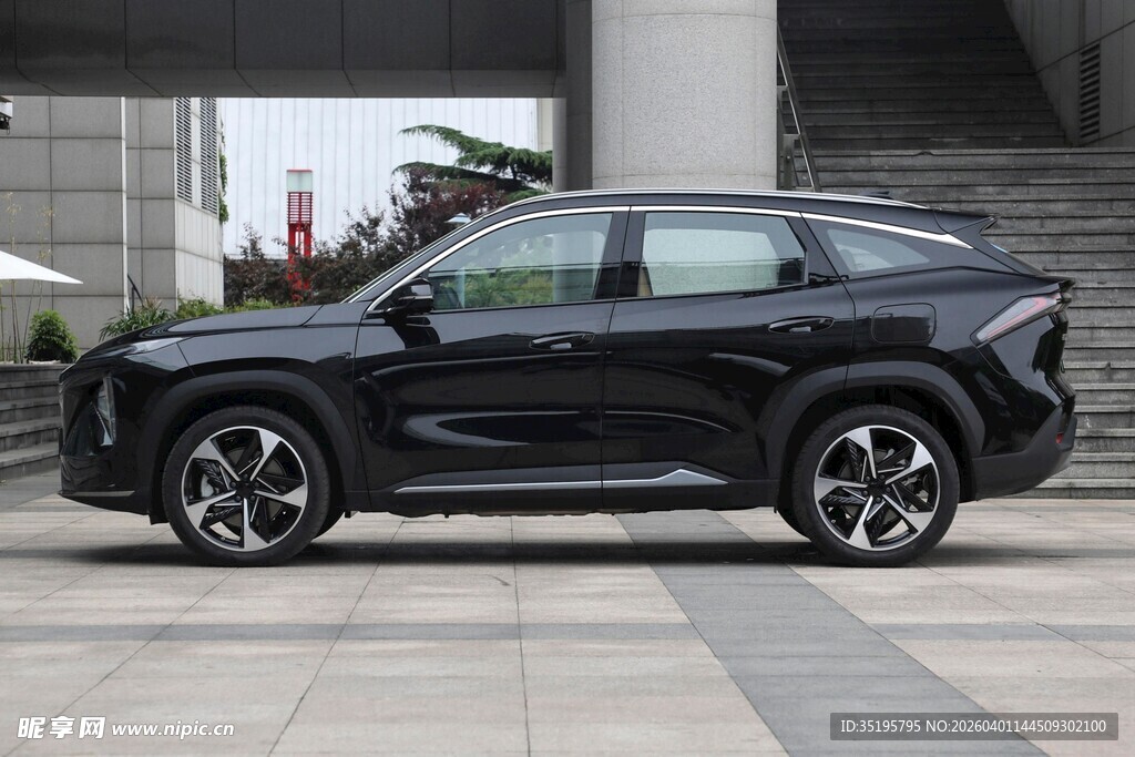 黑色酷炫SUV外观展示