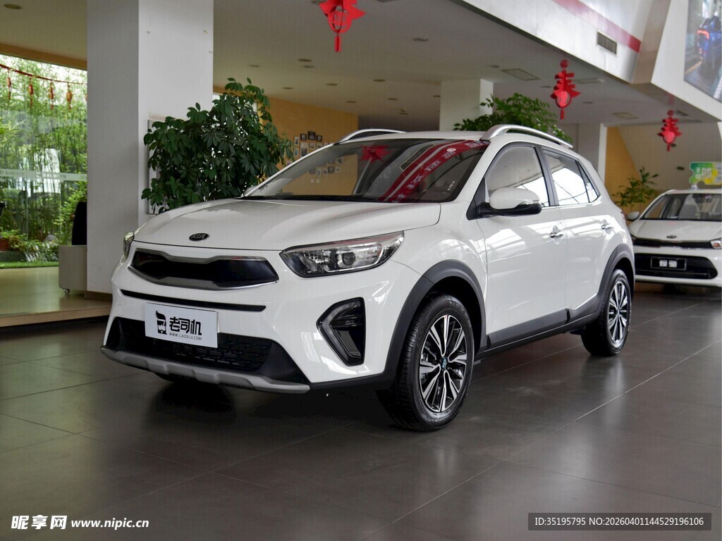 展厅中的白色时尚SUV