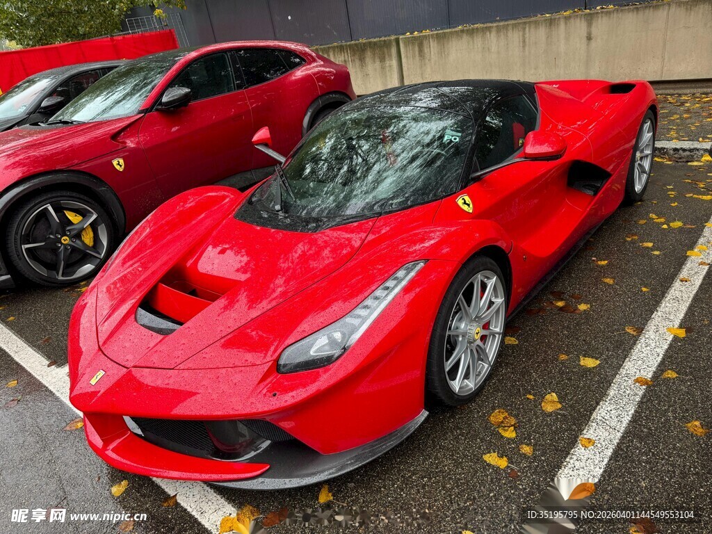 红色炫酷跑车霸气停放