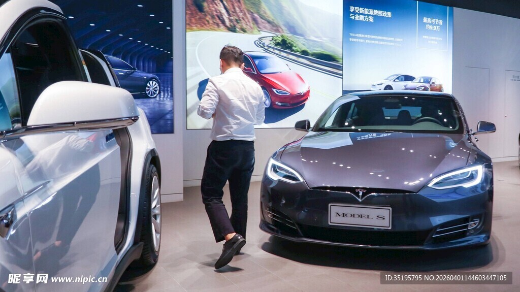 男子展厅看特斯拉汽车