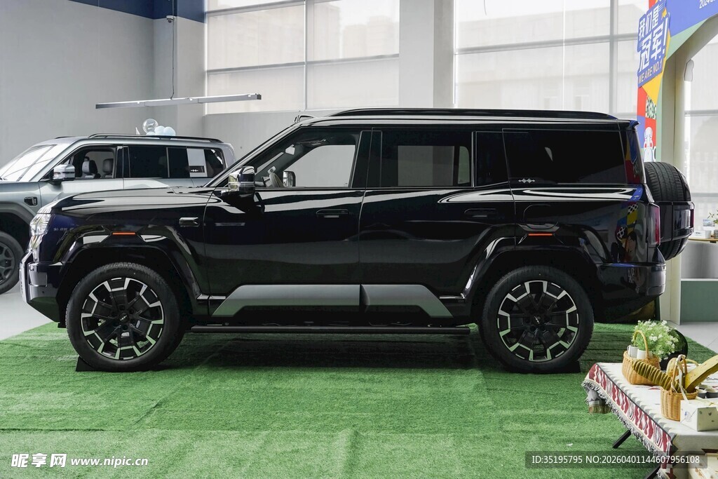 黑色酷炫越野汽车展示