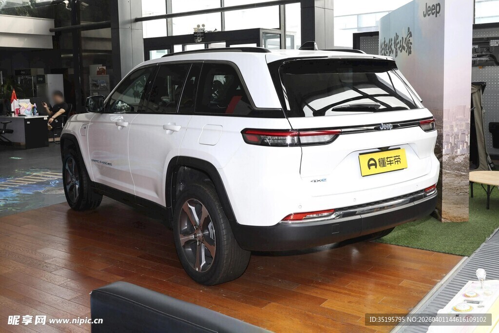 展厅中的白色SUV汽车