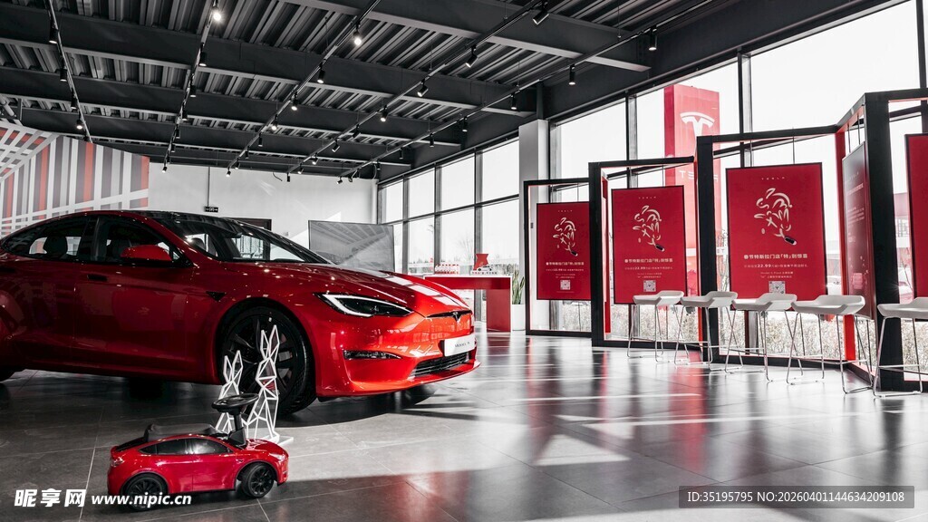 红色跑车展示于现代展厅