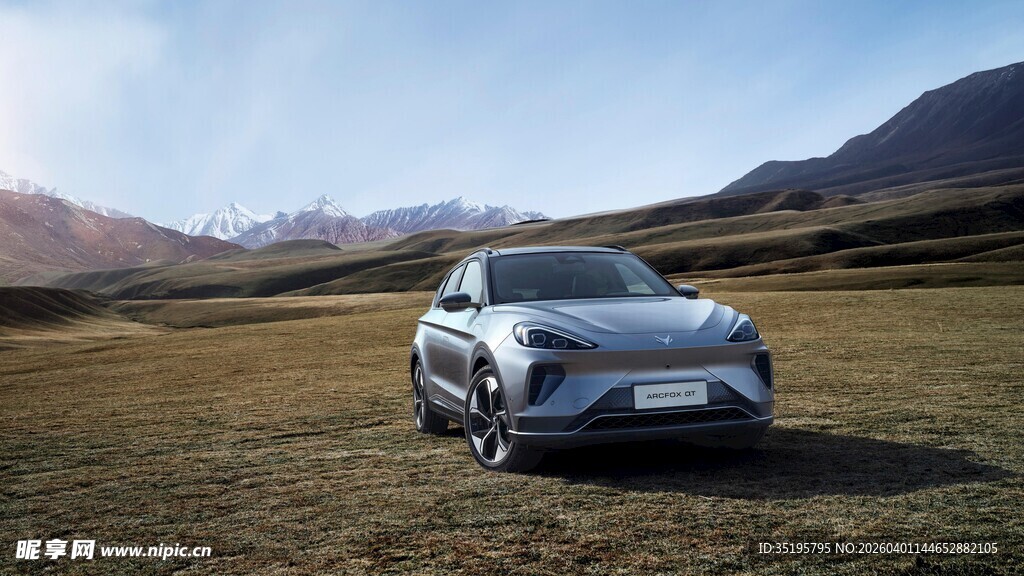 旷野中的银色SUV