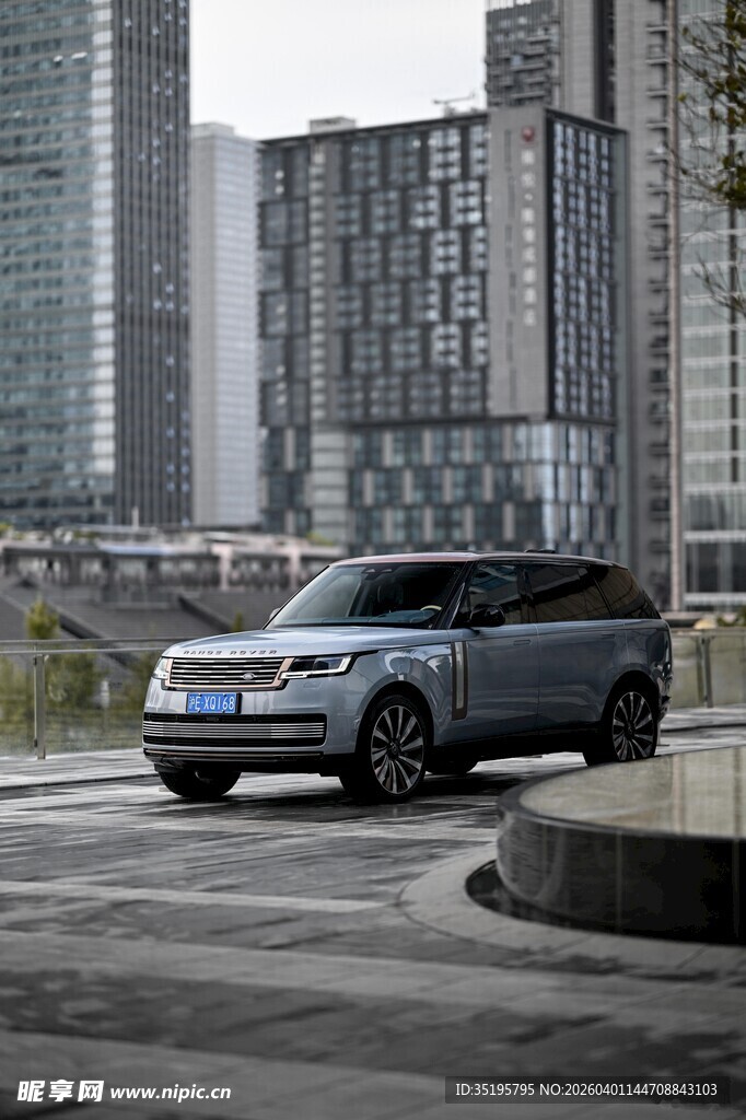 城市道路上的时尚银色轿车