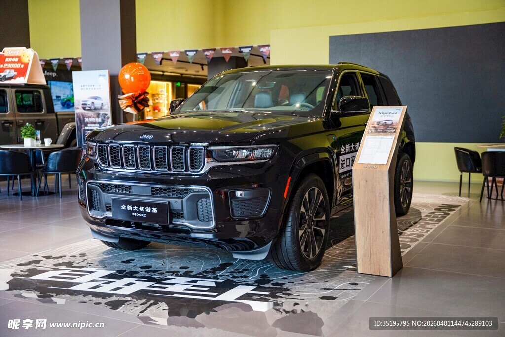展厅中的黑色Jeep汽车