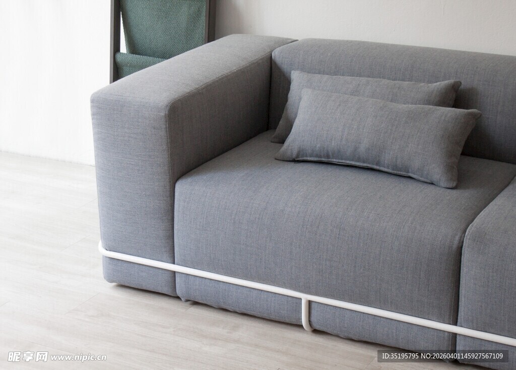 简约灰色沙发搭配靠垫