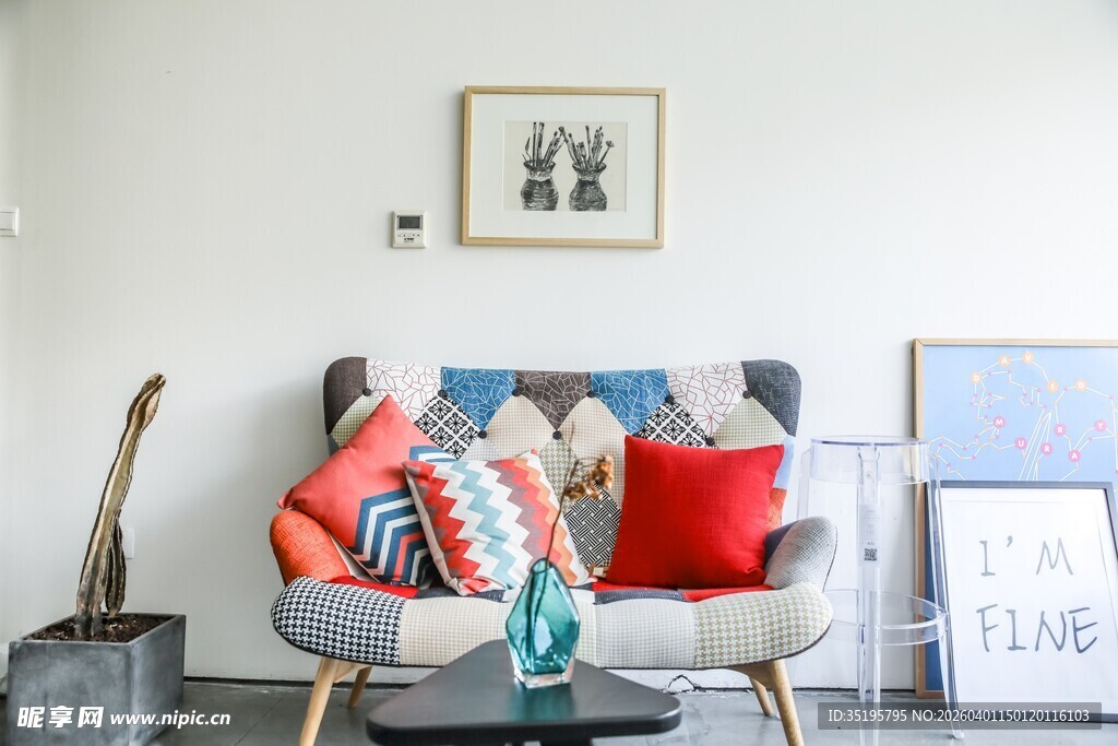 多彩抱枕装点温馨客厅角落