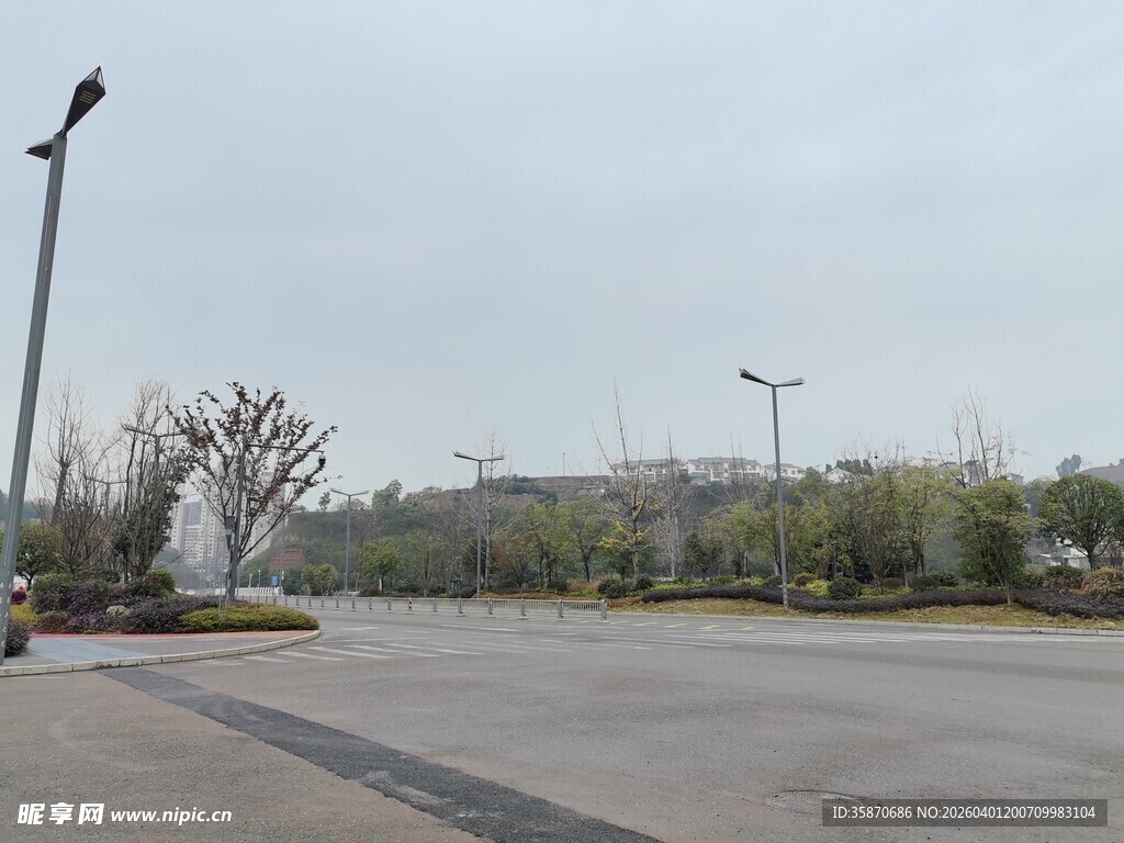 空旷户外道路场景