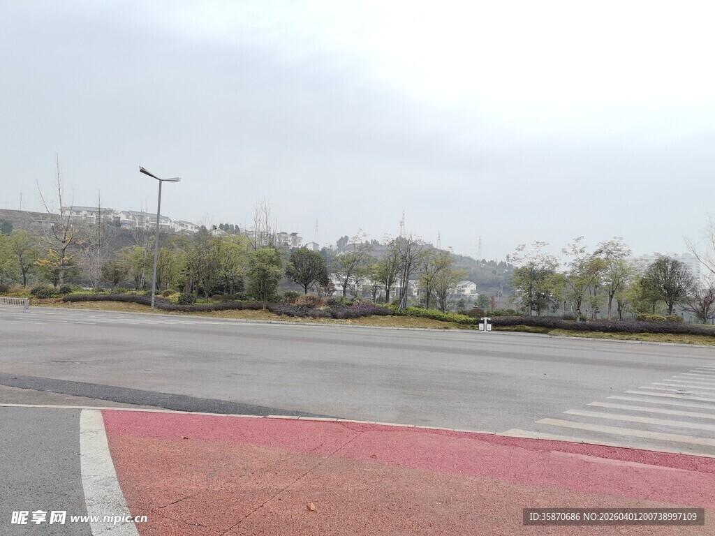 空旷户外的红灰路面场景