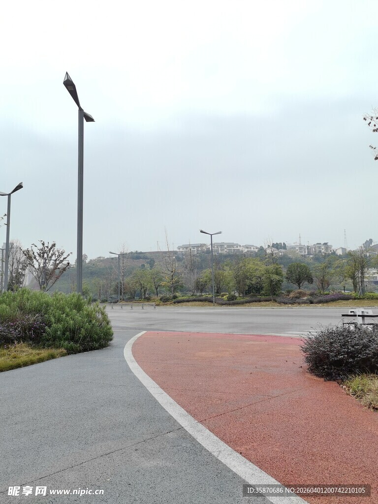 城市中的弯曲步道景观