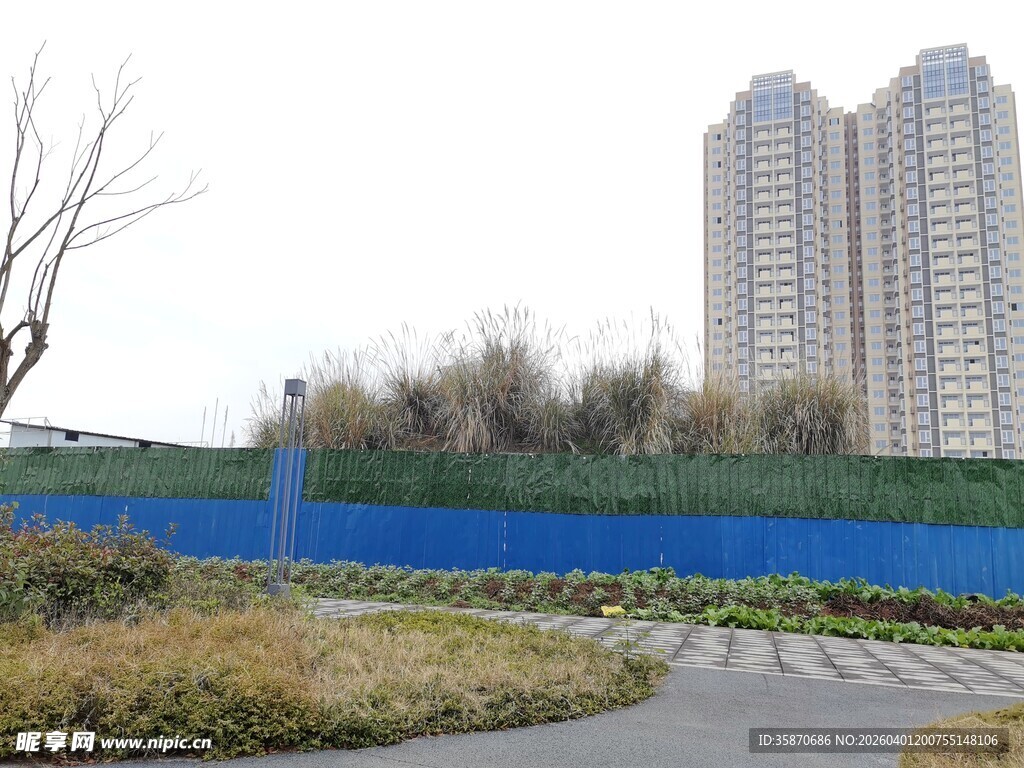 城市边的建筑与绿化景观