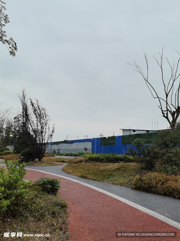 园区内的彩色步道景观