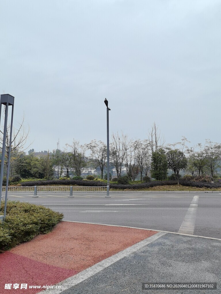 空旷停车场及周边景观