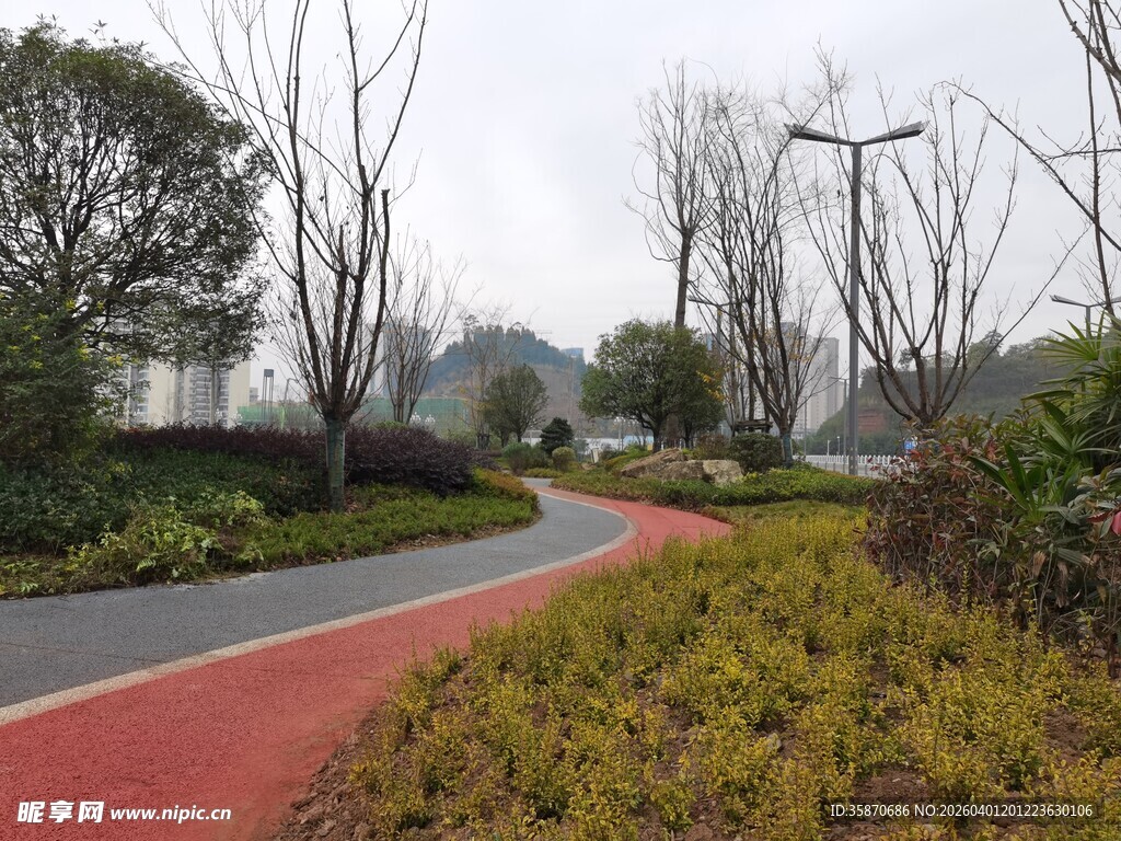 城市中的彩色步道景观