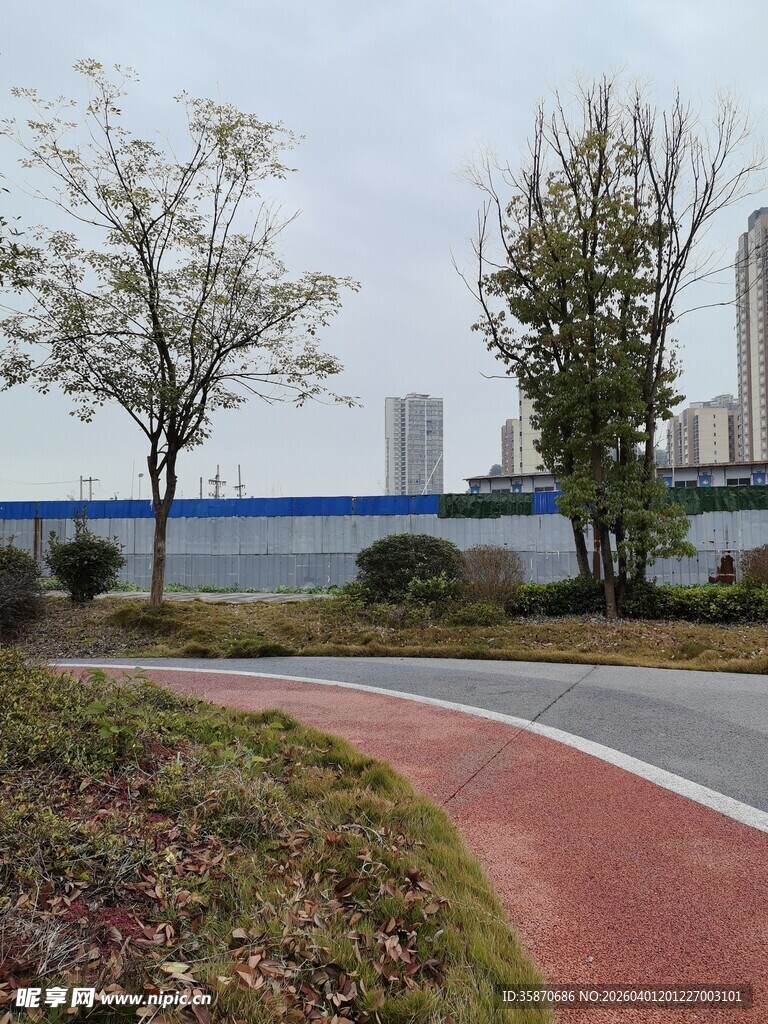 城市河畔的多彩步道风景