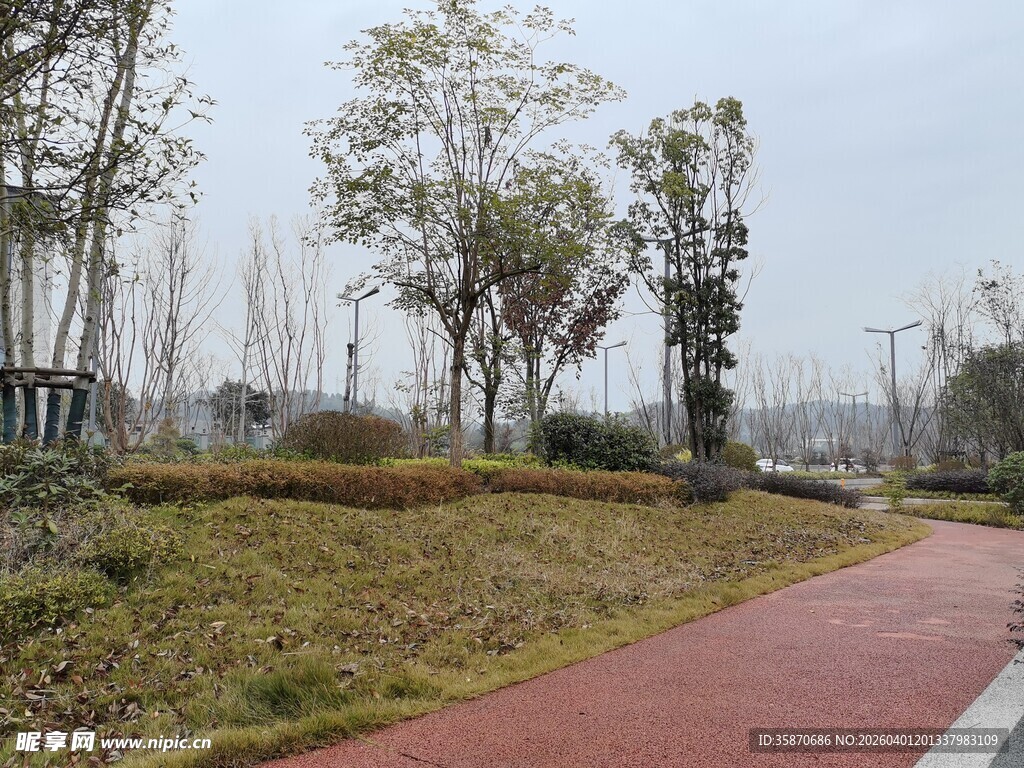 城市公园的红色步道景观