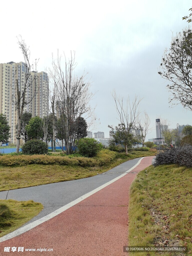 城市中的彩色休闲步道