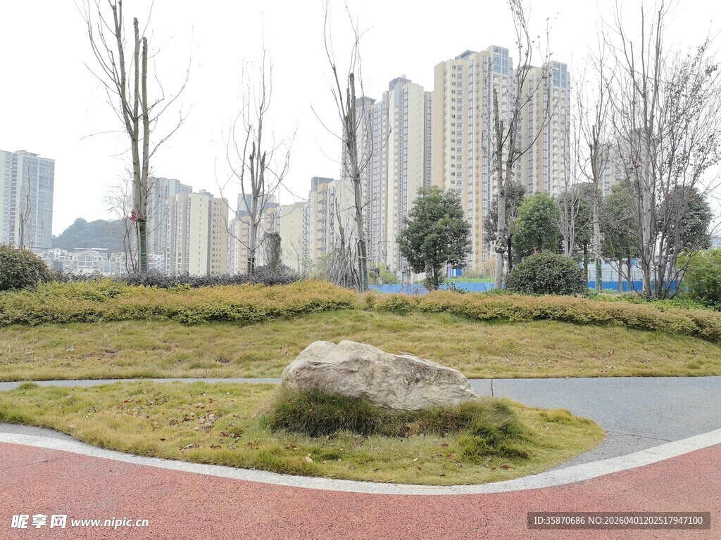 城市公园中的休闲步道景观