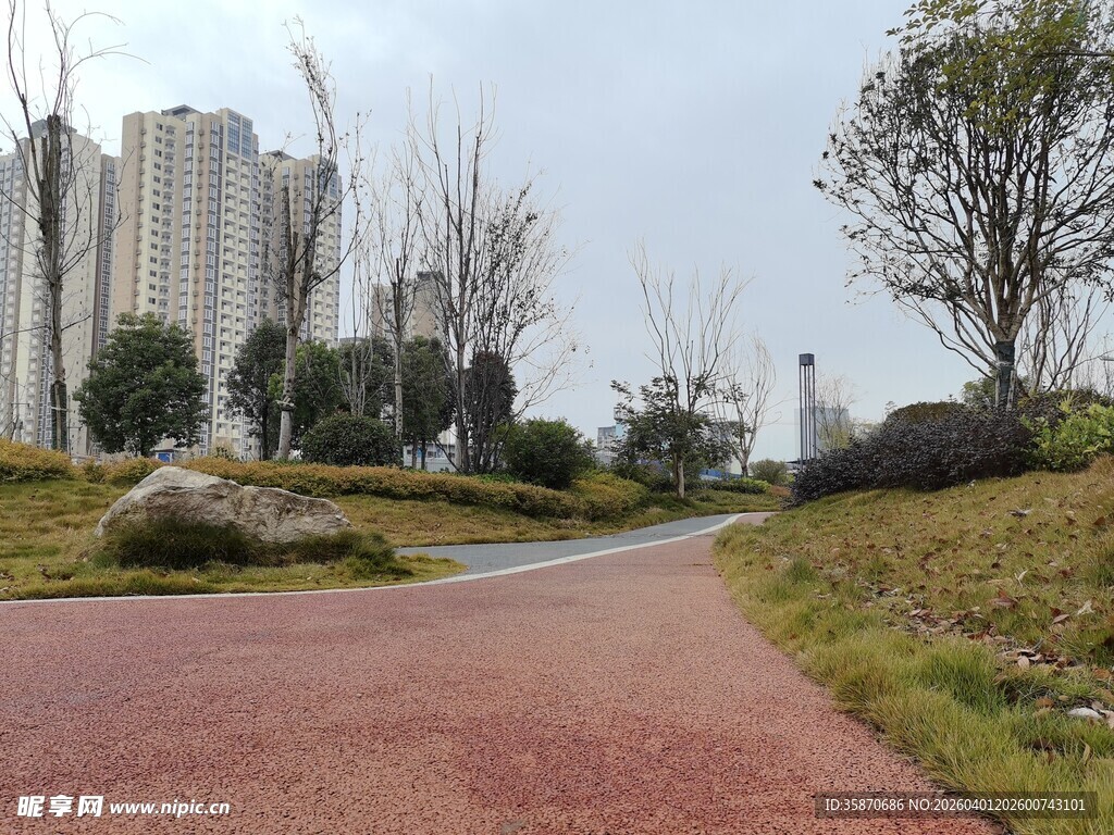 城市中的宁静红色步道