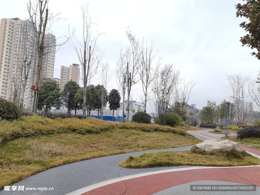 城市中的蜿蜒多彩步道