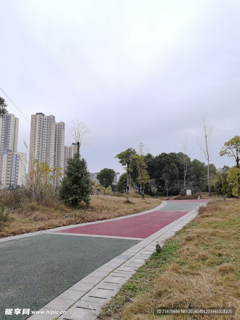 城市中的彩色健身步道