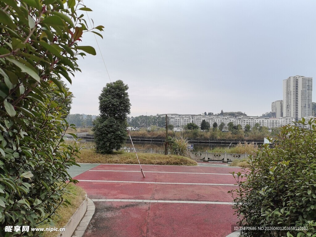 户外红色跑道与绿植景观