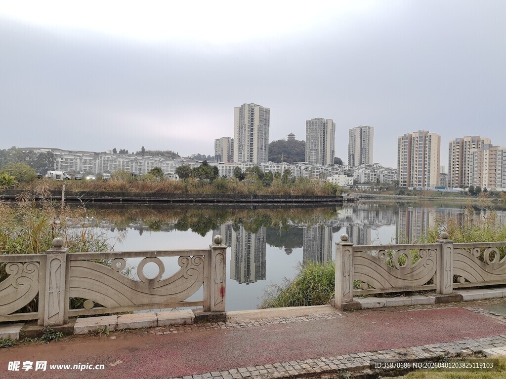 城市湖畔风光