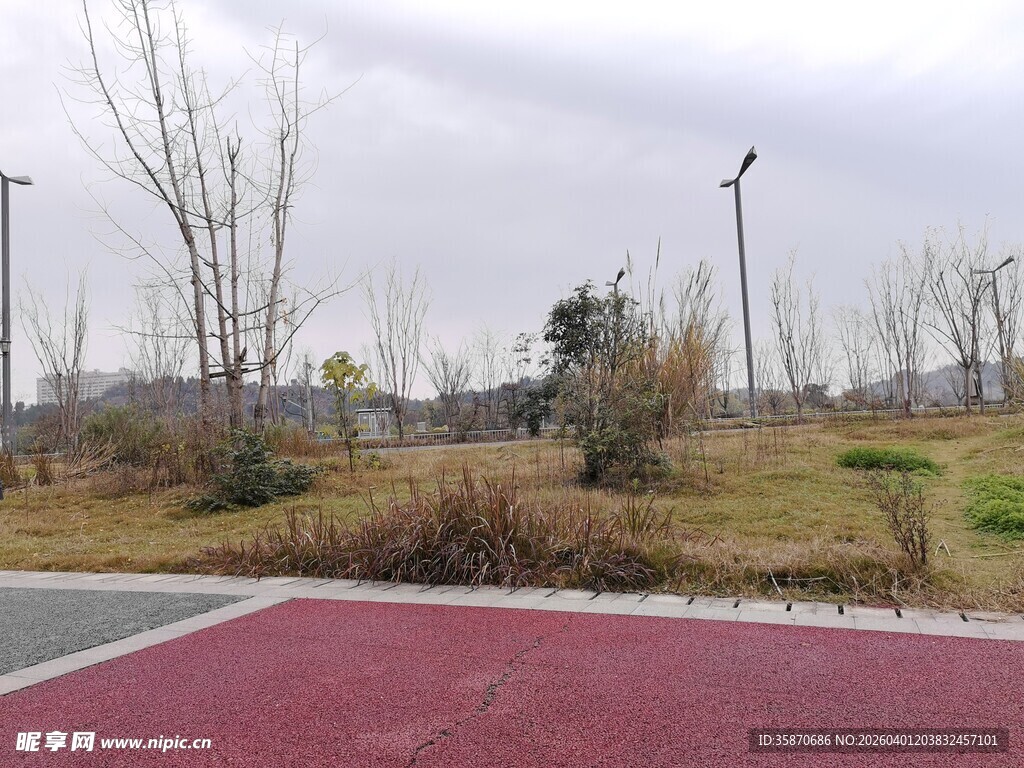 户外空旷的红色运动场地