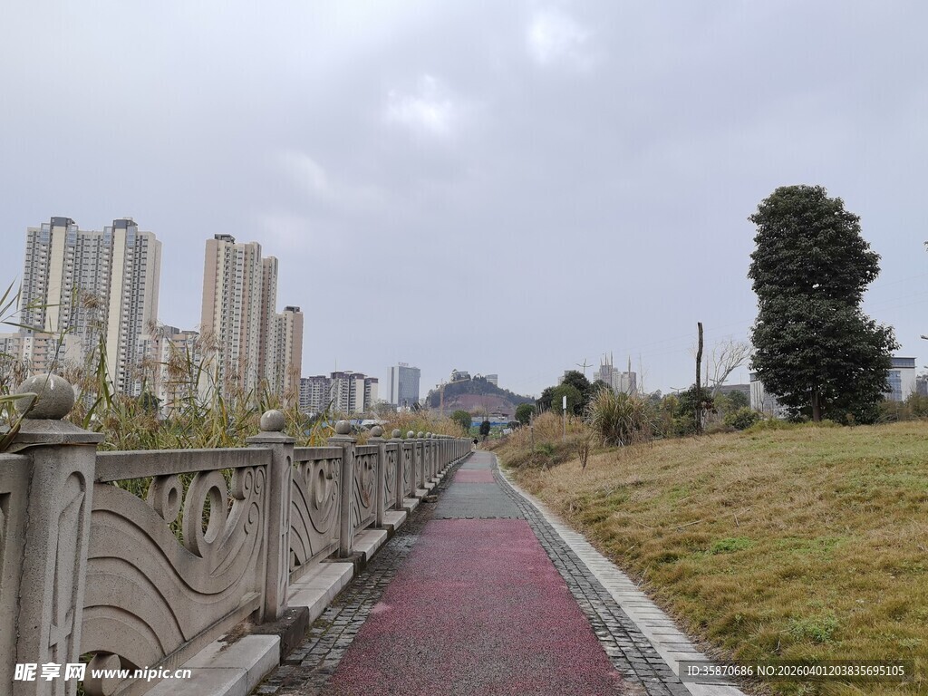 城市中蜿蜒的彩色步道