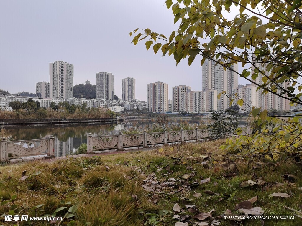 城市边缘的自然与建筑景观