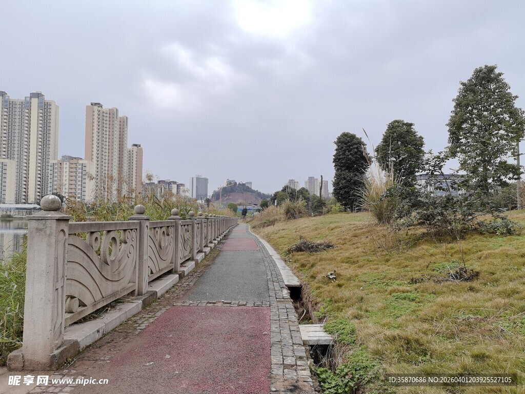 城郊小路旁的荒废建筑景观