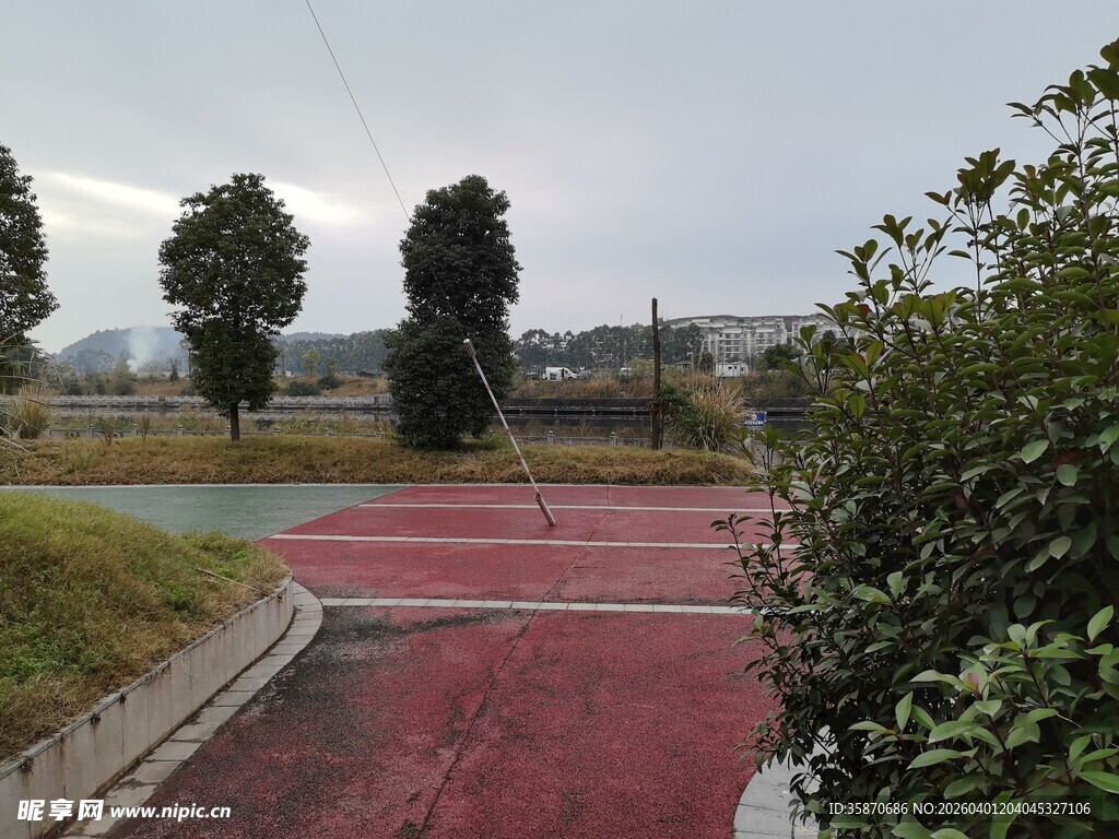 户外红色步道与绿植景观