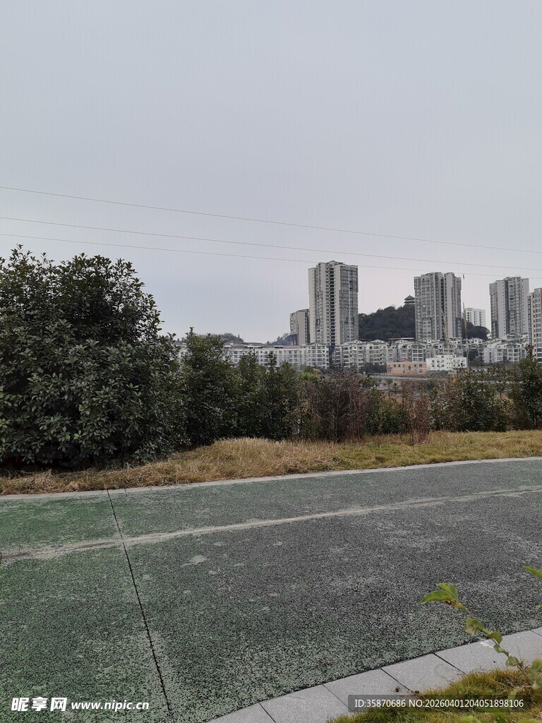 城郊空旷地与远处高楼