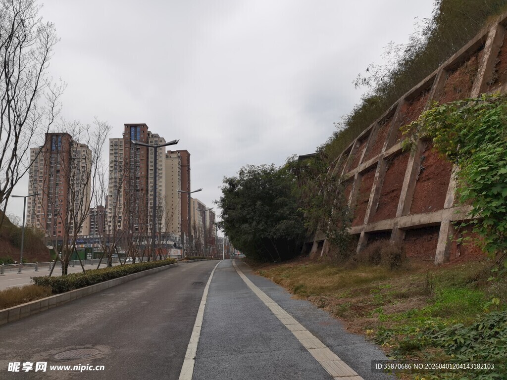 荒废道路旁的废弃建筑