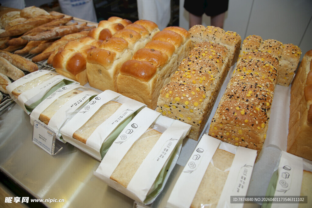 多样面包整齐陈列
