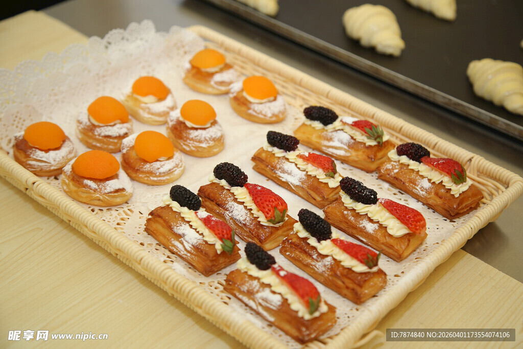 多样美味糕点整齐摆放
