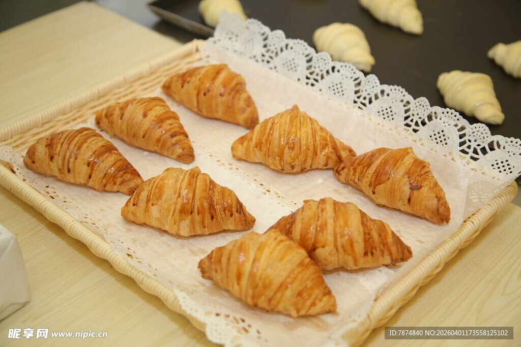 美味牛角面包整齐摆放