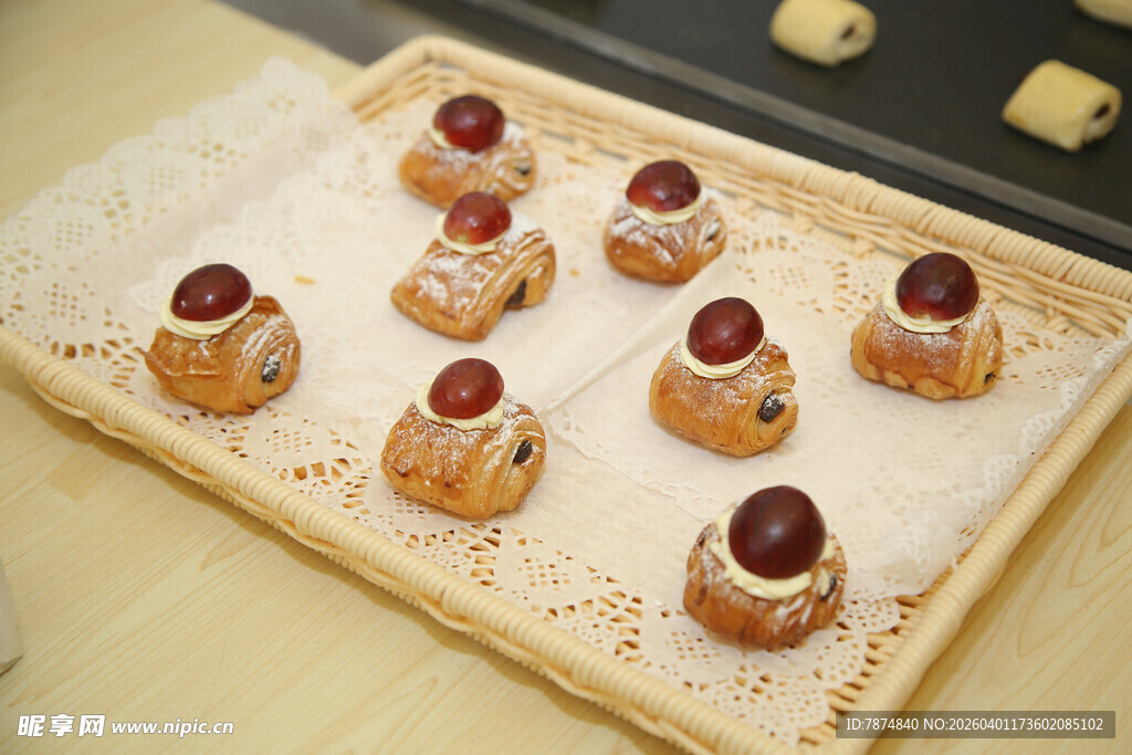 精致樱桃点心摆放在盘上