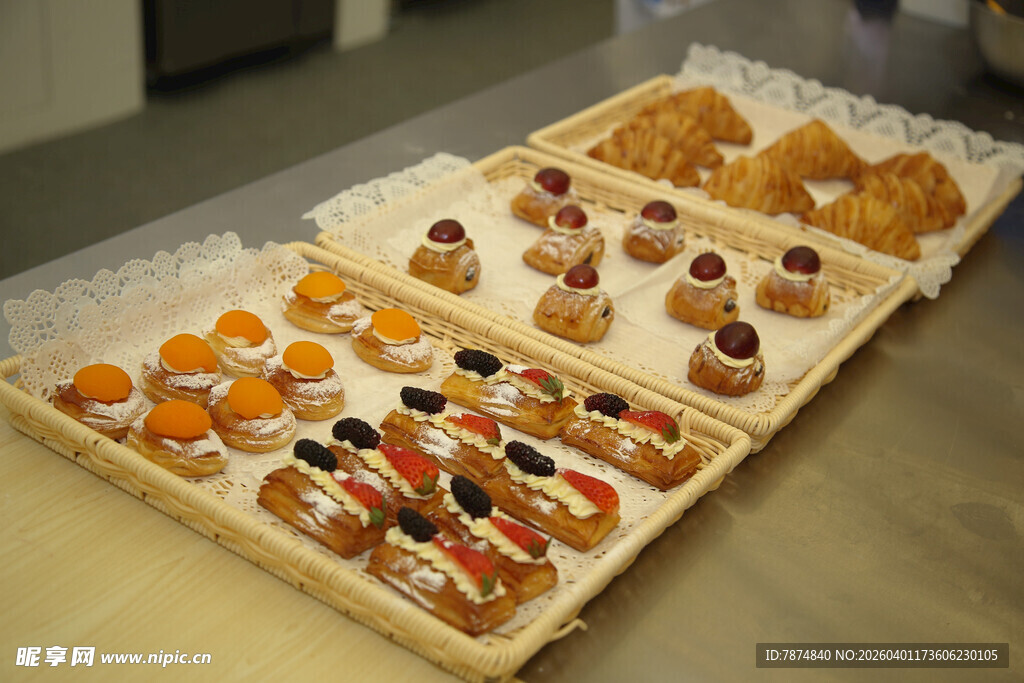 多样美味糕点整齐陈列